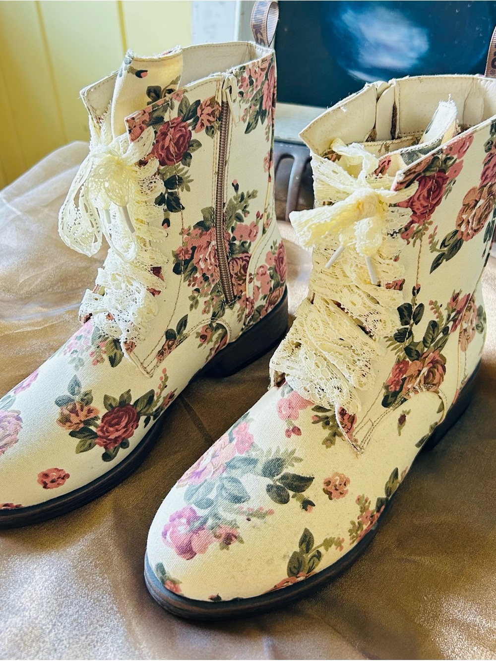 Muk Luks - Floral Lace-Up / Zipper Ankle Boots in Cream and Pink